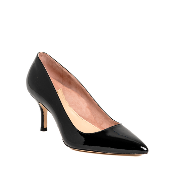 Pointed toe pumps in black patent leather