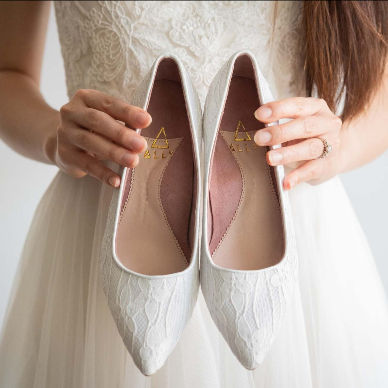 Comfortable White Lace Pumps with Arch Support